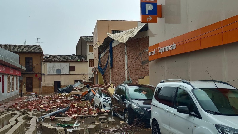 Supermercat Consum d Alginet amb la façana i part de ledifici derruït pel tornado Alginet Ribera Alta