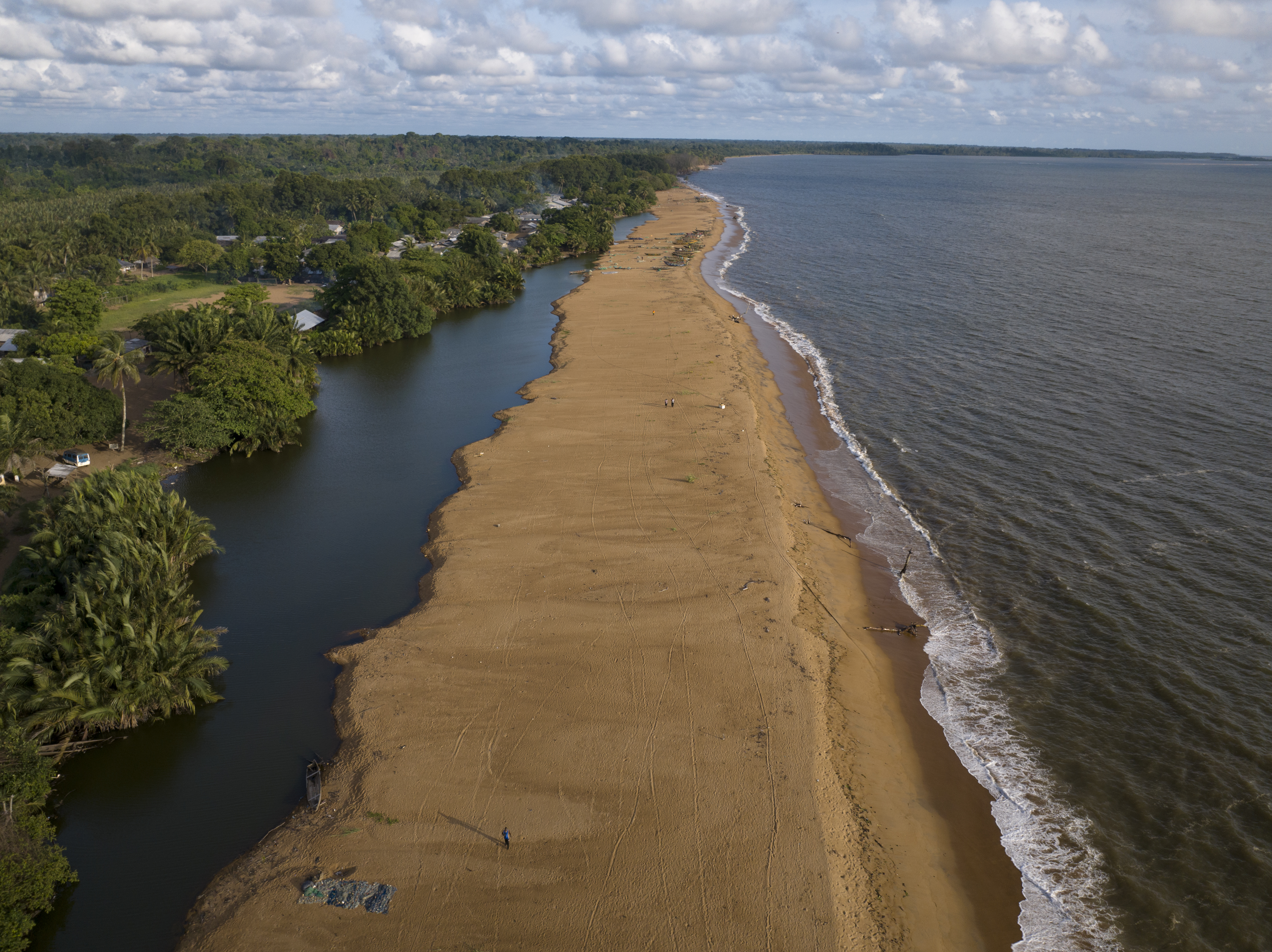 Autonomiser les communautés de pêcheurs pour protéger les eaux côtières et lutter contre la pêche illégale au Cameroun