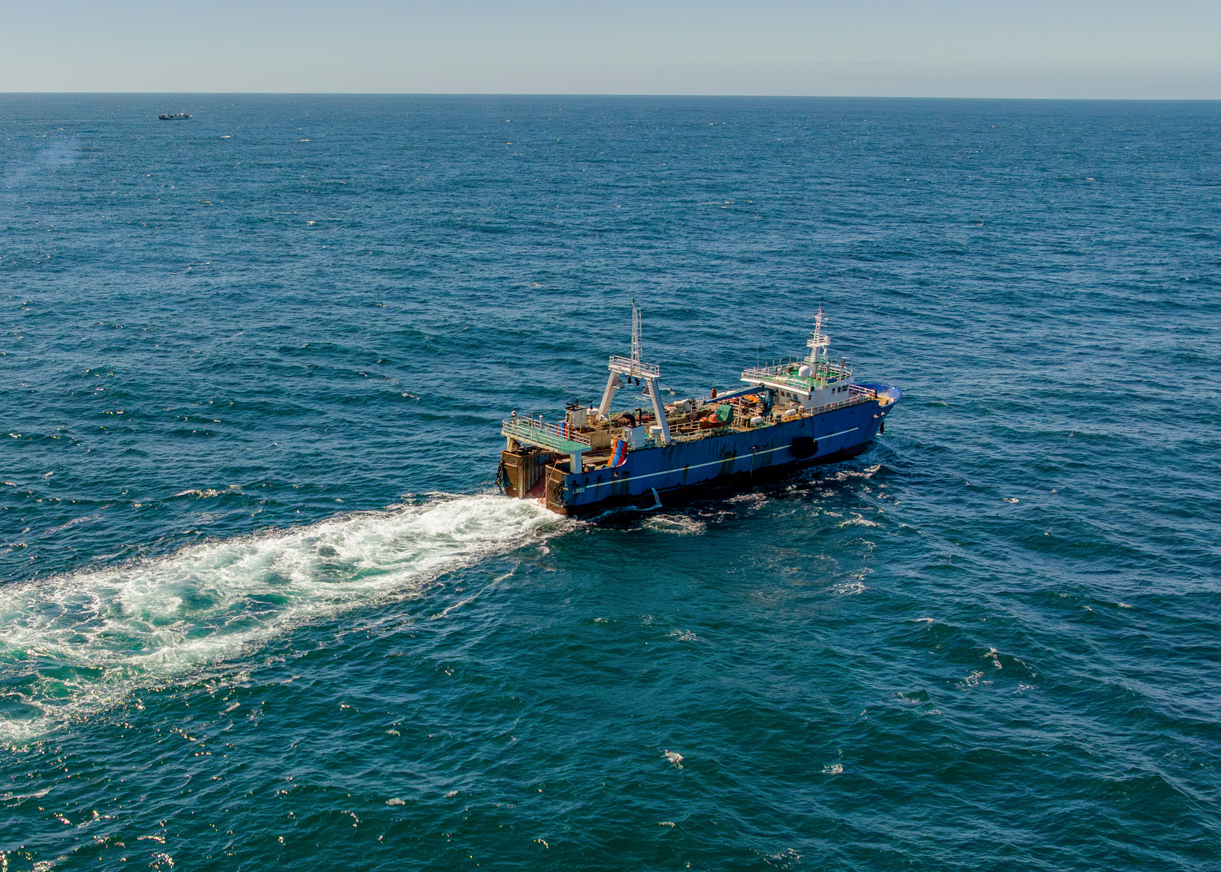 Les caméras embarquées pourraient réduire drastiquement la pêche illégale et les atteintes aux droits humains en mer, selon un nouveau rapport
