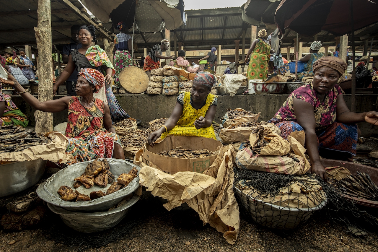 Women sell fish at Bawjiase market